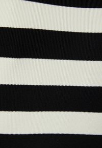 Tissu rayé noir et blanc avec texture côtelée. Les rayures horizontales varient en largeur, alternant entre noir uni et blanc crème.