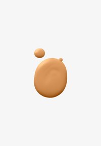 Fond de teint liquide dans une teinte beige chaud, présentant une texture lisse et crémeuse avec une forme de goutte ronde et un petit point à côté.