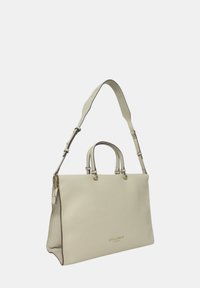 Borsa a tracolla in pelle color crema con due manici superiori, tracolla regolabile, dettagli in metallo dorato e logo in rilievo sulla parte frontale.