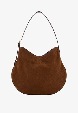 Brun ruskinds hobo taske med en buet form, en mørk læderrem og prægede mønsterdetaljer på fronten. Guldfarvede hardware detaljer.