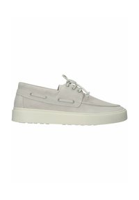 Zapatos de ante gris claro con un perfil bajo, punta redonda y suela de goma blanca. Cuentan con cordones y detalles de ojetes en los lados.