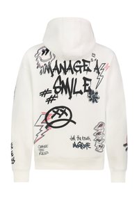 Witte hoodie met grafische ontwerpen, waaronder tekst en symbolen, zoals bliksemflitsen en bloemen, die contrasteren met de textuur van de stof.