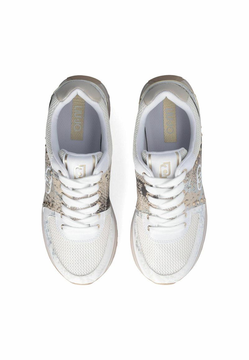 Białe buty sportowe z teksturowanym srebrnym akcentem, wykonane z siatkowego materiału, z wiązaniami i amortyzującą podeszwą.