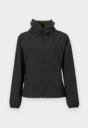 Fekete, könnyű kapucnis dzseki elülső cipzárral, cipzáras oldalzsebekkel, elasztikus mandzsettákkal és kis kerek logóval a bal ujján.