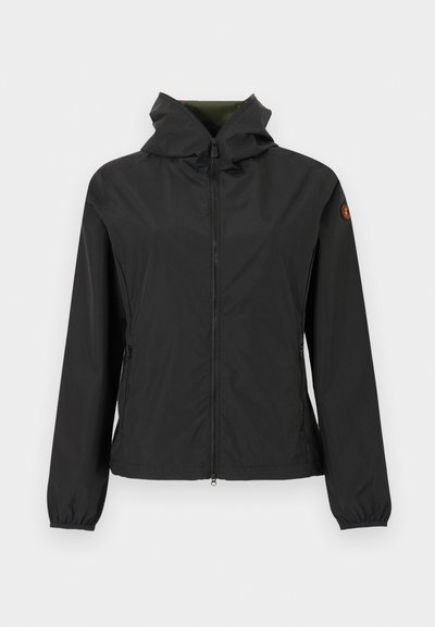 Veste légère noire à capuche avec fermeture éclair frontale, poches latérales zippées, poignets élastiques et petit patch logo rond sur la manche gauche.