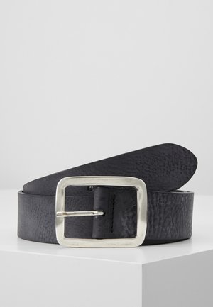 Ceinture en cuir noir avec une surface texturée, dotée d'une boucle rectangulaire en argent et d'une extrémité effilée pour un ajustement réglable.
