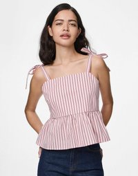Top peplum a righe rosa chiaro con strisce rosse, dotato di spalline regolabili e un corpo aderente. Tessuto morbido, vestibilità comoda.