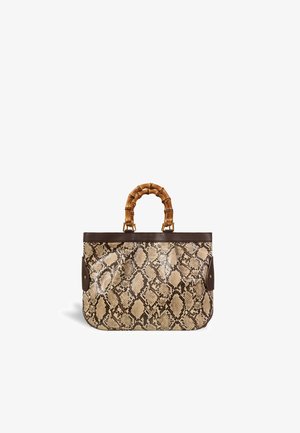 Sac à main avec un motif en peau de serpent beige et marron, des bordures marron foncé, et des poignées arrondies de style bambou, présenté sur un fond blanc.