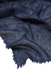 Lekki szal w kolorze granatowym o przejrzystej fakturze i frędzlach na brzegach, wykonany z miękkiego, lekko pofałdowanego materiału.