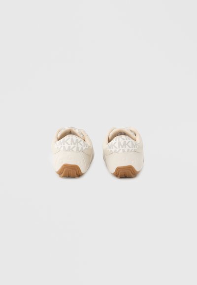 Μπεζ αθλητικά παπούτσια με υφασμάτινες γκρι λεπτομέρειες και καουτσούκ σόλα. Διαθέτουν τύπωμα λογότυπου στη φτέρνα και επενδεδυμένο κολάρο για άνεση.