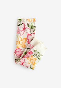 Leggings in tessuto bianco con motivi floreali rosa e arancioni piegati su uno sfondo bianco.