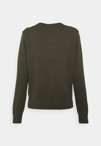 Pull en maille vert foncé, col rond, poignets et ourlet côtelés, motif texturé, vue de dos, tissu de poids moyen, design décontracté.