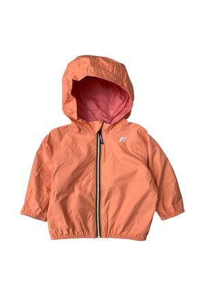 Giacca leggera color pesca per bambini con cappuccio, zip frontale e polsini elasticizzati, con un piccolo logo bianco sul petto.