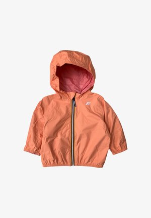 Giacca leggera color pesca per bambini con cappuccio, zip frontale e polsini elasticizzati, con un piccolo logo bianco sul petto.