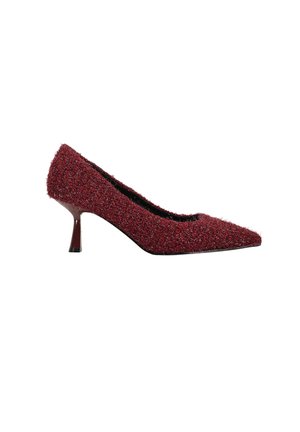 Escarpin rouge en tissu texturé à bout pointu, talon kitten bas et semelle fine, vu de l'extérieur sur fond blanc.