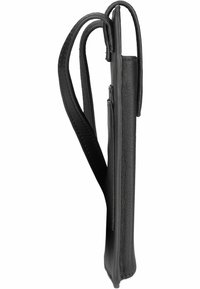 Bolsa de cuero negro con un perfil delgado, que presenta una textura suave y dos asas para llevar. Diseño minimalista y orientación vertical.