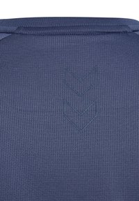 Granatowy, teksturowany materiał z prążkowanym wzorem, z subtelnym wytłoczonym motywem trzech chevronów na środku.