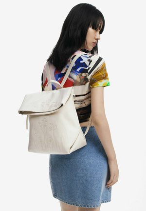 MEDIUM CHROME FLAP - Hátizsák - beige
