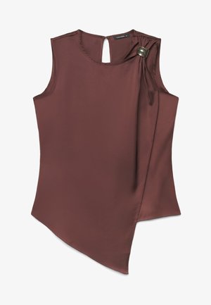 Blusa marrone asimmetrica senza maniche con davanti drappeggiato, dettaglio fibbia in metallo sulla spalla e chiusura con bottone a goccia sulla scollatura posteriore.