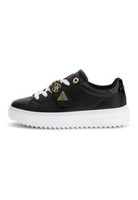 Schwarze Ledersneaker mit weißen Sohlen, ausgestattet mit einem dreieckigen Logo, dickem weißen Schnürsenkeln und goldenen Akzenten. Strukturierte Zehenpartie und flacher Absatz.