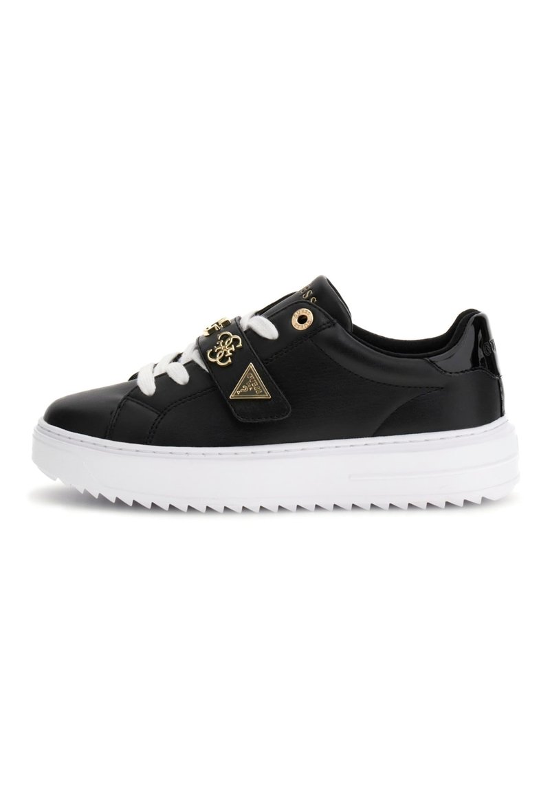 Schwarze Ledersneaker mit weißen Sohlen, ausgestattet mit einem dreieckigen Logo, dickem weißen Schnürsenkeln und goldenen Akzenten. Strukturierte Zehenpartie und flacher Absatz.