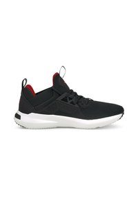Baskets de sport noires avec accents rouges, tige en maille, col rembourré et semelle blanche texturée. Inclut une bande de tirage et des éléments de design géométriques.