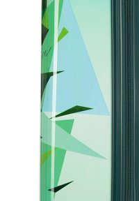 Maleta rígida con un acabado brillante en verde menta que presenta formas geométricas abstractas en diferentes tonos de verde. Incluye detalles de cremallera.