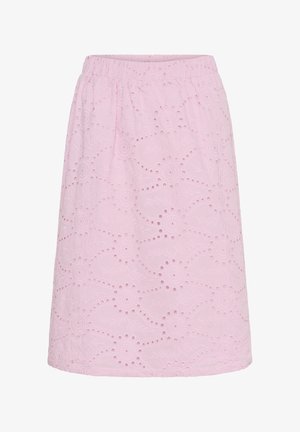 Roza krilna obleka z elastiko v pasu, okrašena z zapletenimi cvetličnimi izrezi in lahko, teksturirano površino.