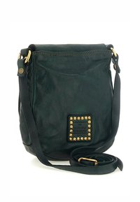 Borsa a spalla verde in pelle con accessori dorati, dettaglio borchiato sulla parte anteriore, tracolla regolabile e finitura testurizzata.