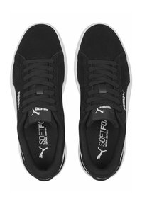 Baskets en suède noir avec lacets, semelle en caoutchouc blanche, semelle intérieure rembourrée et logo Puma sur le côté et sur la languette, présentant une texture douce.