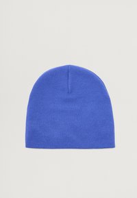 Gorro de punto azul con una textura suave, parte superior redondeada y un diseño simple. Sin patrones ni acentos visibles.