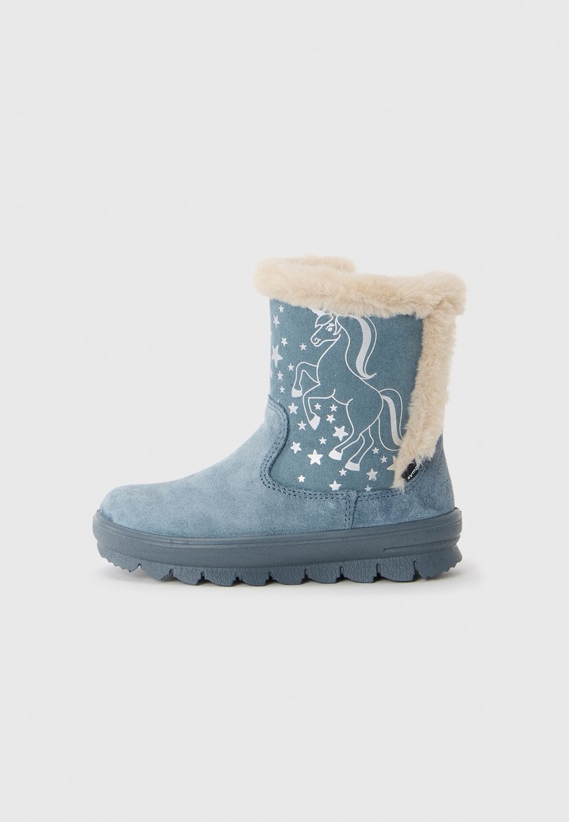 Botín azul de ante con forro de pelaje sintético, que presenta un diseño impreso de un unicornio blanco y estrellas. Suela gruesa de goma para mayor durabilidad y agarre.