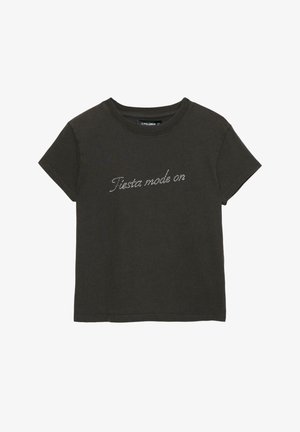 Crna majica s kratkim rukavima i okruglim izrezom s tekstom "Fiesta mode on" od malih rhinestones preko prsnog koša.