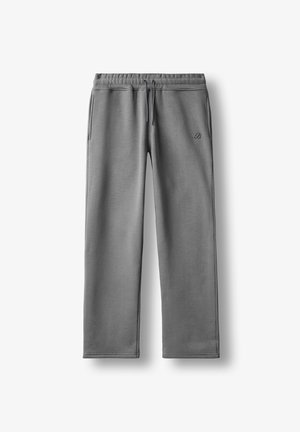 Sive trenirka z ravnimi hlačnicami, elastičnim pasom, vezalko, stranskimi žepi in majhnim vezenim črnim črko "B" na levi stegni.