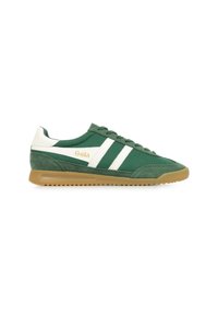 Sneaker verde in suede con strisce in tessuto bianco e branding, dotata di suola in gomma color nocciola e design a profilo basso.