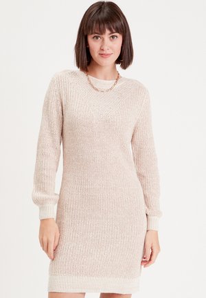 Robe en tricot beige clair, avec un motif texturé, des manches longues, et des poignets et un ourlet côtelés. Encolure en V modeste. Coupe décontractée.