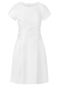 Robe blanche à manches courtes avec un corsage ajusté et une touche de dentelle à la taille. Tissu lisse avec une légère silhouette en A.