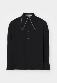 Camisa preta de mangas longas com colarinho estruturado, apresentando uma corrente de contas transparentes ao longo das bordas do colarinho e um fecho frontal de botões.