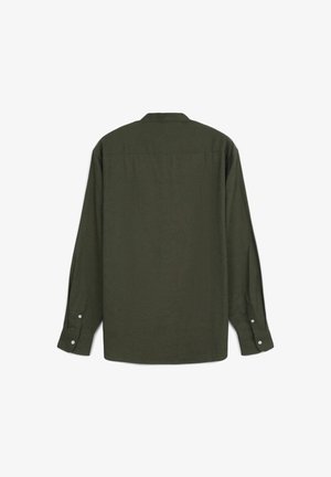 Chemise à manches longues vert olive, vue de dos ; dotée d'un col classique, de poignets à boutons et d'une texture simple sans motifs visibles.