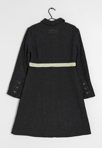 Cappotto in lana grigio scuro con maniche lunghe, colletto e una cintura decorativa in tessuto di un verde chiaro. Presenta dettagli a bottoni sui polsini delle maniche.