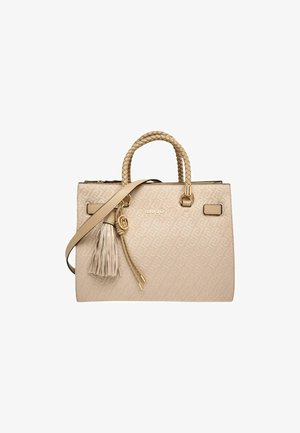 Sac à main beige avec poignées tressées, surface texturée présentant un motif de logo, ferrures en or et un détail de pompon attaché à la bandoulière.