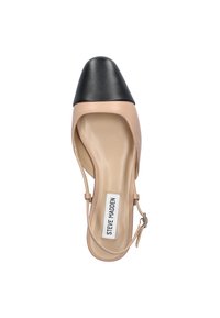Beige und schwarze Slingback-Pumpe mit spitzer Zehe. Glattes Leder, mit einer kontrastierenden schwarzen Zehenkappe. Knöchellasche mit silberner Hardware.