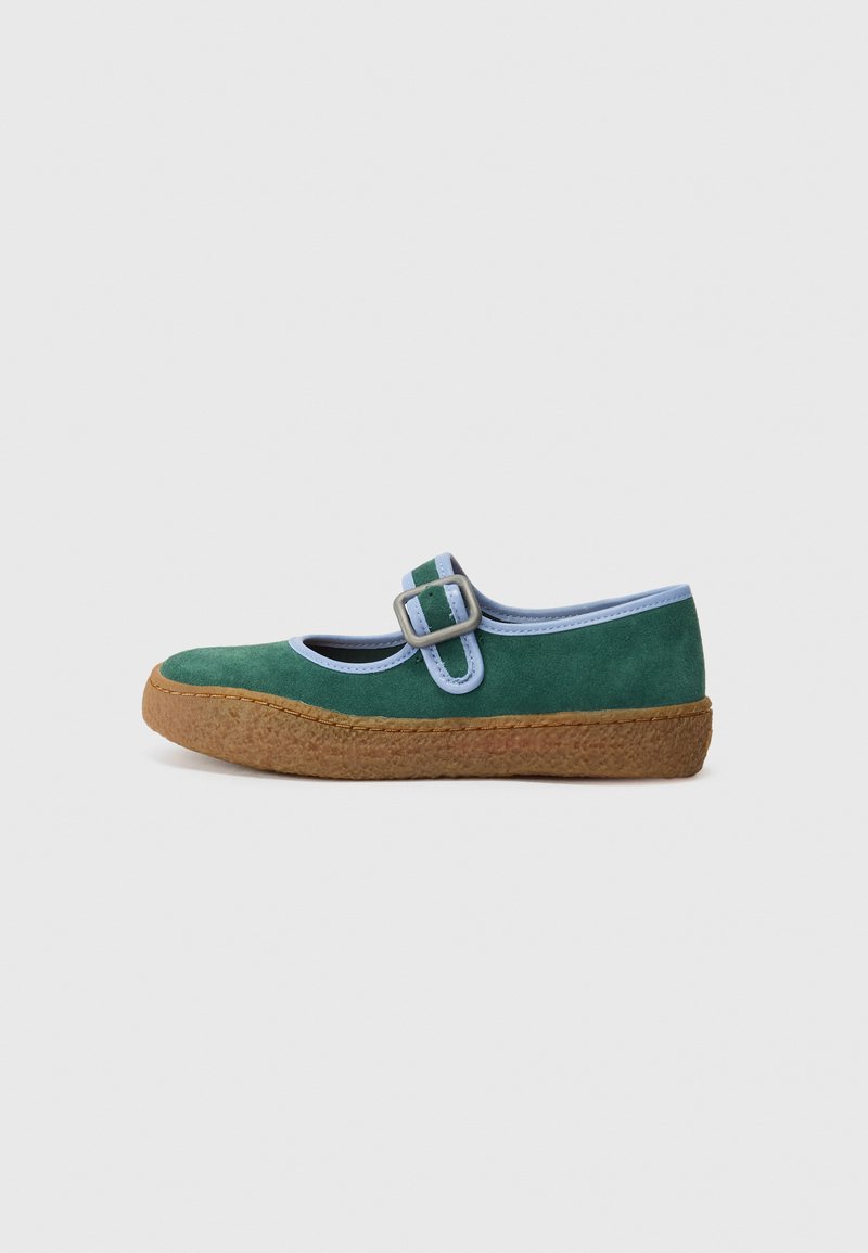 Gröna mocka Mary Jane-skor med blå trim, en fyrkantig spänne och en tjock brun sula. Rundad tådesign med en strukturerad yta.