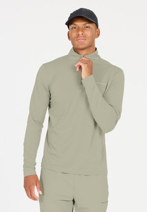 Langärmliger, hellolivgrüner Pullover mit einem Reißverschlusskragen. Verfügt über einen strukturierten Stoff und dezente Markenkennung auf der linken Brust.