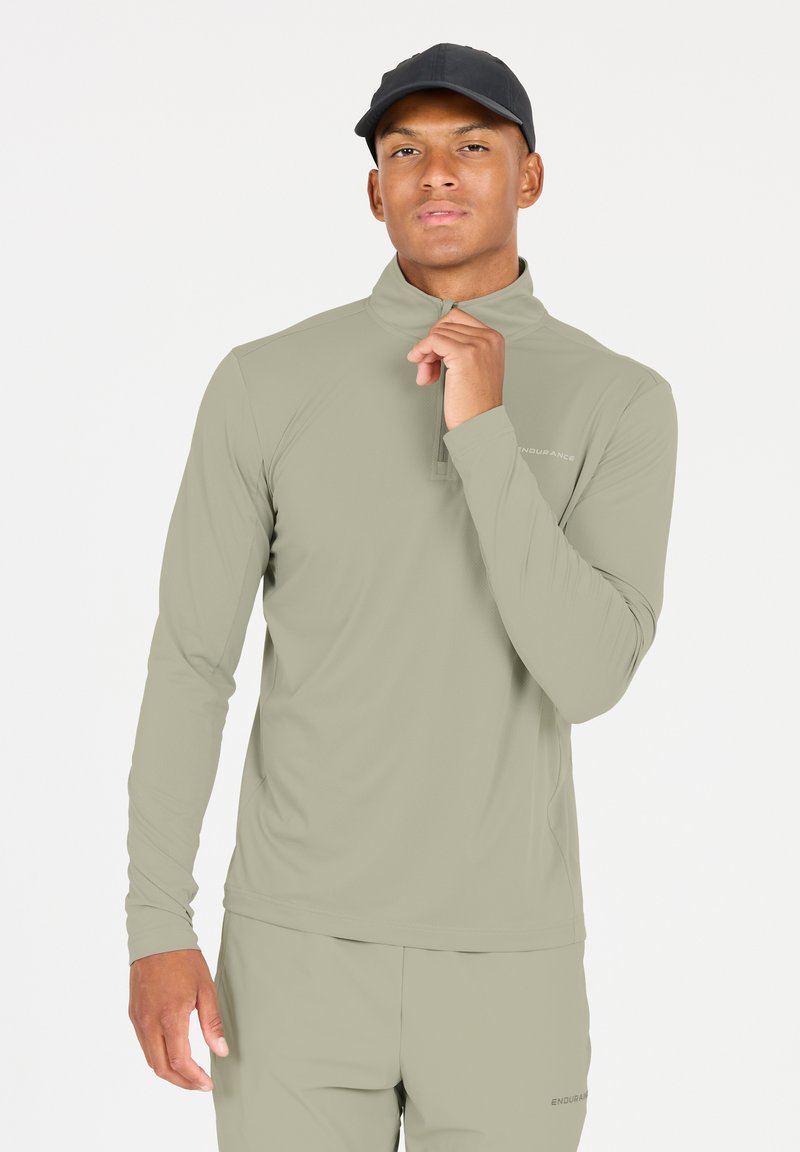 Langärmliger, hellolivgrüner Pullover mit einem Reißverschlusskragen. Verfügt über einen strukturierten Stoff und dezente Markenkennung auf der linken Brust.