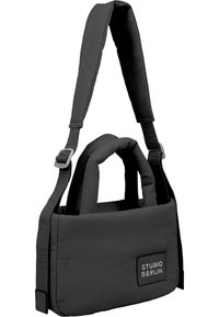 Borsa a spalla nera imbottita con doppi manici e tracolla regolabile. Presenta una forma rettangolare e una patch con il logo sul davanti.