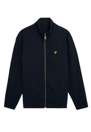 Giacca leggera blu navy con colletto alto, zip frontale e due tasche laterali. Presenta un piccolo logo ricamato giallo.