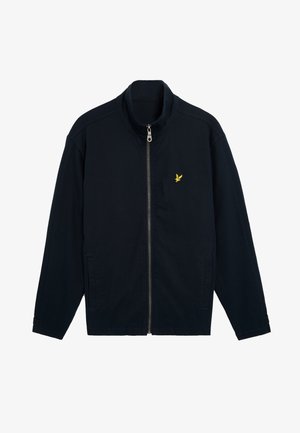 Giacca leggera blu navy con colletto alto, zip frontale e due tasche laterali. Presenta un piccolo logo ricamato giallo.