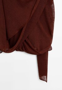 Écharpe en tissu brun foncé, douce et transparente, avec une texture légère et fluide et une extrémité drapée et lâche.