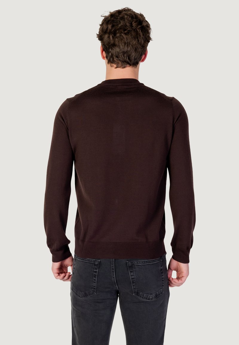 Pull en tricot marron avec des manches longues, un col rond et un ourlet côtelé. Texture lisse, coupe ajustée, design minimaliste.